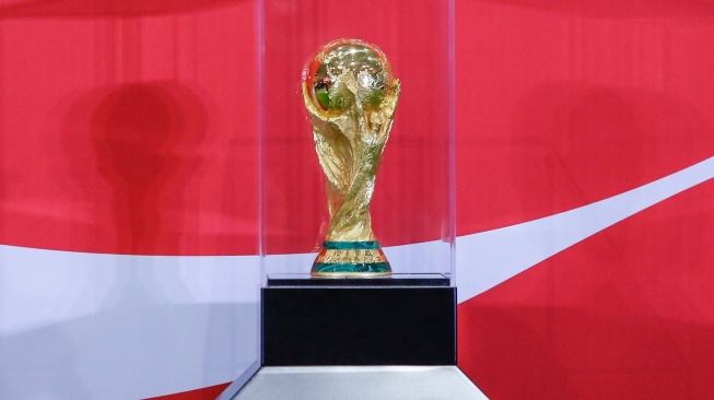 Trofi FIFA World Cup 2026 diperlihatkan kepada media saat Trophy Tour di Jakarta International Convention Center (JICC), Senayan, Jakarta, Kamis (22/1/2026). [ANTARA FOTO/Asprilla Dwi Adha/agr]