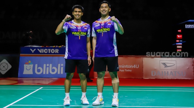 Pebulu tangkis ganda putra Indonesia, Sabar Karyaman Gutama dan Moh Reza Pahlevi Isfahani usai bertanding melawan ganda putra Malaysia Man Wei Chong dan Ki Wun Tee pada babak perempat final Daihatsu Indonesia Masters 2026 di Istora Senayan, Jakarta, Jumat (23/1/2026). [Suara.com/Alfian Winanto]