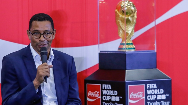 Mantan pemain sepak bola Gilberto Silva menyampaikan keterangan di samping trofi FIFA World Cup 2026 yang diperlihatkan di Jakarta International Convention Center (JICC), Senayan, Jakarta, Kamis (22/1/2026). [ANTARA FOTO/Asprilla Dwi Adha/agr]