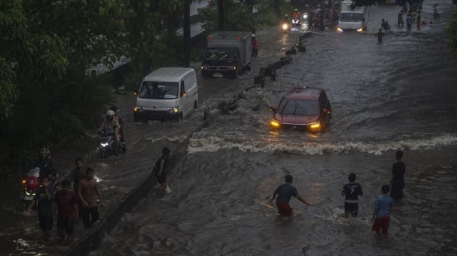 Banjir Kepung Jakarta: Puluhan Rute Transjakarta dan Mikrotrans Setop Operasi, Ini Daftarnya