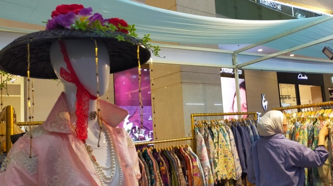 Suasana gerai fashion di NumoFest 2026, Atrium Gandaria City, Jakarta (Suara.com/CNR ukirsari)