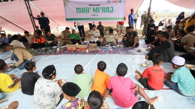 Tinjau Lokasi Terdampak Bencana, Kasatgas Tito Makan Bareng Pengungsi di Dusun Seulemak