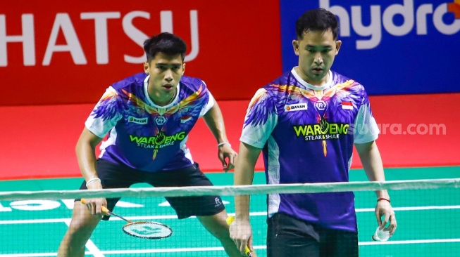 Pebulu tangkis ganda putra Indonesia, Sabar Karyaman Gutama dan Moh Reza Pahlevi Isfahani usai bertanding melawan ganda putra Malaysia Man Wei Chong dan Ki Wun Tee pada babak perempat final Daihatsu Indonesia Masters 2026 di Istora Senayan, Jakarta, Jumat (23/1/2026). [Suara.com/Alfian Winanto]
