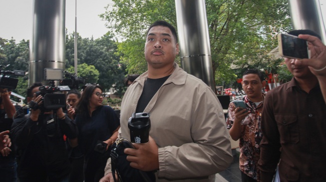 Menteri Pemuda dan Olahraga periode 2023-2025 Ario Bimo Nandito Ariotedjo atau Dito Ariotedjo tiba di Gedung Merah Putih KPK untuk menjalani pemeriksaan, di Jakarta, Jumat (23/1/2026). [ANTARA FOTO/Reno Esnir/fzn/rwa]