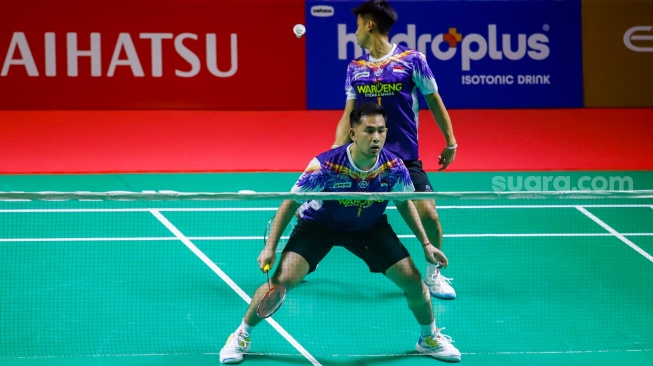 Pebulu tangkis ganda putra Indonesia, Sabar Karyaman Gutama dan Moh Reza Pahlevi Isfahani usai bertanding melawan ganda putra Malaysia Man Wei Chong dan Ki Wun Tee pada babak perempat final Daihatsu Indonesia Masters 2026 di Istora Senayan, Jakarta, Jumat (23/1/2026). [Suara.com/Alfian Winanto]