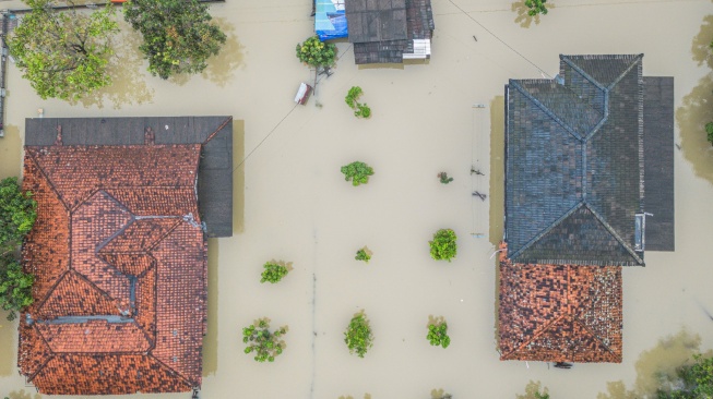 Foto udara banjir merendam permukiman di Desa Karangligar, Telukjambe, Karawang, Jawa Barat, Kamis (22/1/2026). [ANTARA FOTO/Darryl Ramadhan/app/tom]