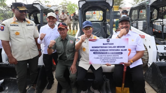 Kasatgas Tito Karnavian Salurkan Bantuan Terpadu untuk Percepat Pemulihan Aceh Tamiang