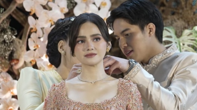El Rumi Beri Syifa Hadju Kalung Cantik di Acara Pertunangan, Segini Harganya