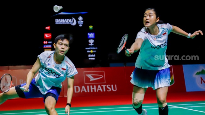 Pebulu tangkis ganda putri Indonesia, Amalia Cahya Pratiwi dan Siti Fadia Ramadanti saat bertanding melawan ganda putri Jepang Arisa Iragashi/Miyu Takahashi pada babak perempat final Daihatsu Indonesia Masters 2026 di Istora Senayan, Jakarta, Jumat (23/1/2026). [Suara.com/Alfian Winanto]

