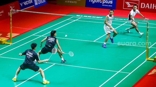 Pebulu tangkis ganda putra Indonesia, Fajar Alfian dan Muhammad Shohibul Fikri saat bertanding melawan sesama ganda putra Indonesia Raymond Indra dan Nikolau Joaquin pada babak perempat final Daihatsu Indonesia Masters 2026 di Istora Senayan, Jakarta, Jumat (23/1/2026). [Suara.com/Alfian Winanto]
