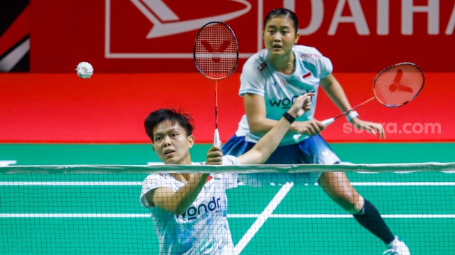 Pebulu tangkis ganda putri Indonesia, Amalia Cahya Pratiwi dan Siti Fadia Ramadanti saat bertanding melawan ganda putri Jepang Arisa Iragashi/Miyu Takahashi pada babak perempat final Daihatsu Indonesia Masters 2026 di Istora Senayan, Jakarta, Jumat (23/1/2026). [Suara.com/Alfian Winanto]
