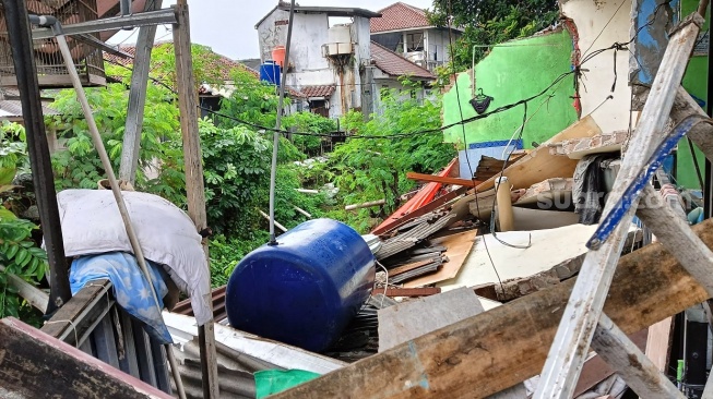 Tanah longsor di Jagakarsa, Jakarta Selatan, Jumat (23/1/2026). (Suara.com/Tsabita Aulia)