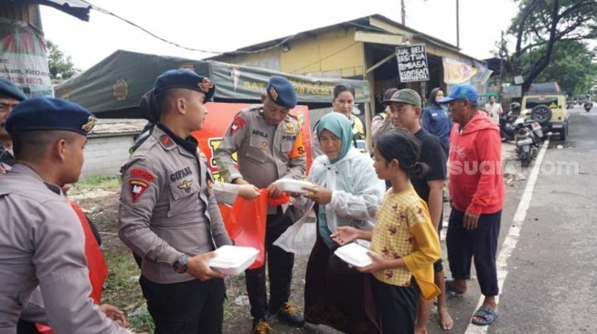 Banjir Rendam Cikarang Utara, Dapur Lapangan Brimob Layani Warga Terdampak