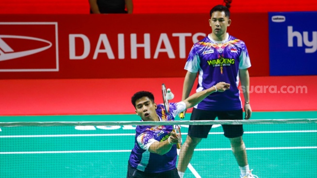 Pebulu tangkis ganda putra Indonesia, Sabar Karyaman Gutama dan Moh Reza Pahlevi Isfahani usai bertanding melawan ganda putra Malaysia Man Wei Chong dan Ki Wun Tee pada babak perempat final Daihatsu Indonesia Masters 2026 di Istora Senayan, Jakarta, Jumat (23/1/2026). [Suara.com/Alfian Winanto]