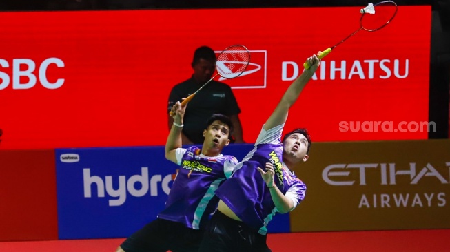 Pebulu tangkis ganda putra Indonesia, Sabar Karyaman Gutama dan Moh Reza Pahlevi Isfahani saat bertanding melawan ganda putra Malaysia Man Wei Chong dan Ki Wun Tee pada babak perempat final Daihatsu Indonesia Masters 2026 di Istora Senayan, Jakarta, Jumat (23/1/2026). [Suara.com/Alfian Winanto]