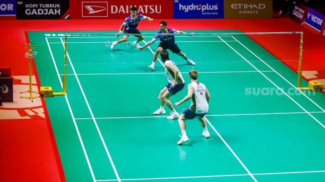 Pebulu tangkis ganda putra Indonesia, Sabar Karyaman Gutama dan Moh Reza Pahlevi Isfahani usai bertanding melawan ganda putra Malaysia Man Wei Chong dan Ki Wun Tee pada babak perempat final Daihatsu Indonesia Masters 2026 di Istora Senayan, Jakarta, Jumat (23/1/2026). [Suara.com/Alfian Winanto]