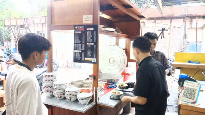 Aktivitas di kedai Bakso Cak Kan di kawasan Pondok Cina, Depok. (Suara.com/Tsabita Aulia)