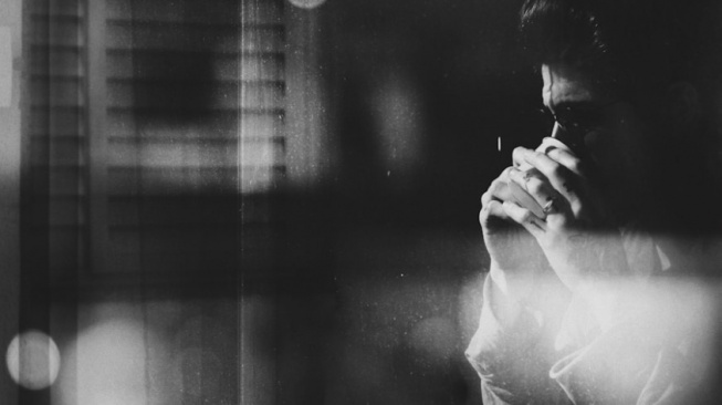 Lelaki yang Selalu Duduk di Tepian Dipan Kayu