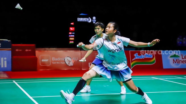Pebulu tangkis ganda putri Indonesia, Amalia Cahya Pratiwi dan Siti Fadia Ramadanti saat bertanding melawan ganda putri Jepang Arisa Iragashi/Miyu Takahashi pada babak perempat final Daihatsu Indonesia Masters 2026 di Istora Senayan, Jakarta, Jumat (23/1/2026). [Suara.com/Alfian Winanto]
