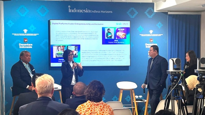 Neneng Goenadi, Chief Executive Officer, Grab Indonesia (kedua dari kiri) hadir di World Economic Forum (WEF) 2026. [Grab Indonesia]