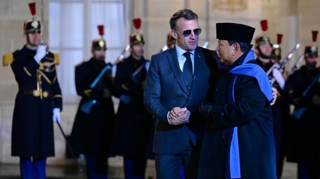 Presiden Prancis Emmanuel Macron menyambut langsung kedatangan Presiden RI Prabowo Subianto di halaman Istana &Eacute;lys&eacute;e, Jumat (23/1/2026). (Foto dok. Biro Pers Sekretariat Presiden)