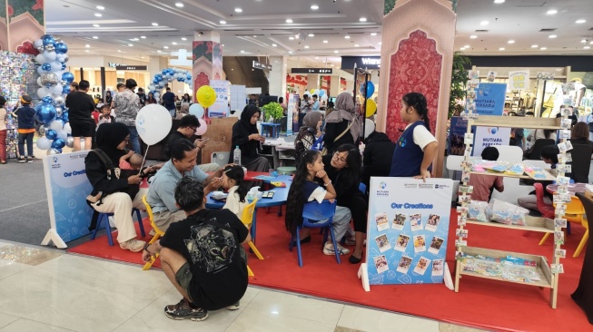 Keseruan face painting di open house Mutiara Persada tahun 2026.[Hikmawan/Suara.com]