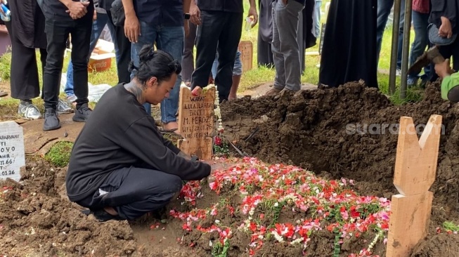 Reza Arap; Lula Lahfah terlihat begitu berduka di pemakaman kekasihnya, Lula Lahfah di Rawa Terate, Cakung, Jakarta Timur, pada Sabtu (24/1/2026) siang. [Tiara Rosana/Suara.com]