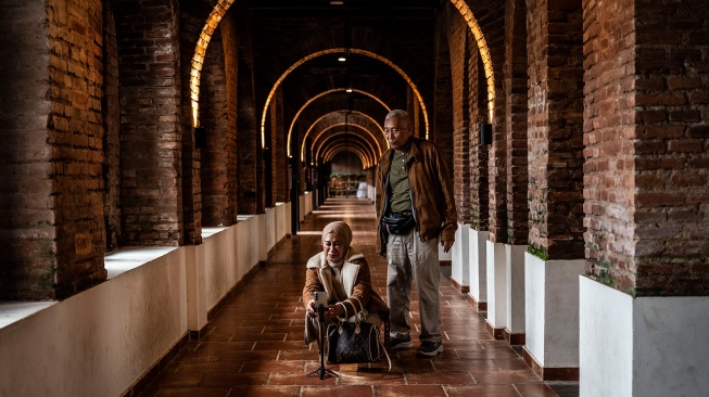 Wisatawan menyiapkan gawainya saat berkunjung di Benteng Pendem Ambarawa atau Benteng Fort Willem I, Ambarawa, Kabupaten Semarang, Jawa Tengah, Jumat (23/1/2026). [ANTARA FOTO/Aprillio Akbar/bar]