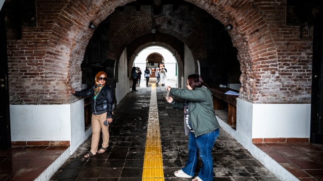 Wisatawan berkunjung di Benteng Pendem Ambarawa atau Benteng Fort Willem I, Ambarawa, Kabupaten Semarang, Jawa Tengah, Jumat (23/1/2026). [ANTARA FOTO/Aprillio Akbar/bar]