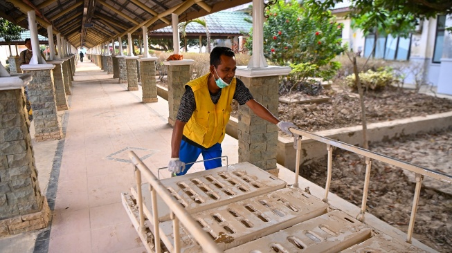 Petugas mendorong ranjang di koridor Rumah Sakit Umum Daerah (RSUD) Aceh Tamiang di Aceh Tamiang, Aceh, Jumat (23/1/2026). [ANTARA FOTO/Nova Wahyudi/bar]