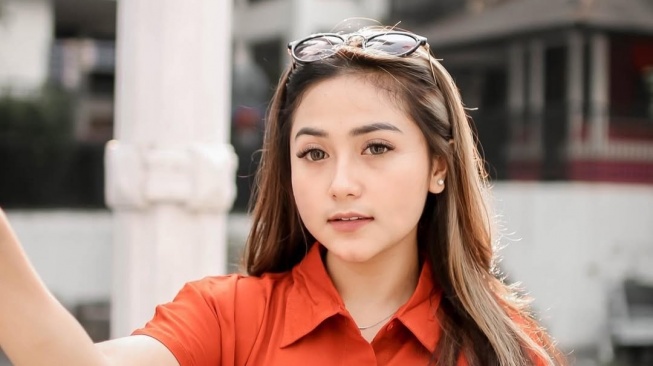 Judulnya Provokatif, Makna Lagu Debut Bhella Cristy Ternyata tentang Pengkhianatan Cinta yang Dalam