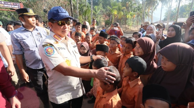 Kasatgas Percepatan Rehabilitasi dan Rekonstruksi Pascabencana Sumatera Muhammad Tito Karnavian bersama anak-anak terdampak bencana alam di Sumatra (Dok: Kemendagri)