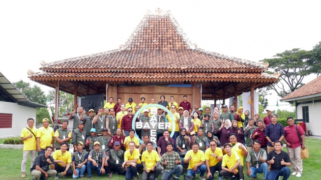 Mateus Barros, Cluster Lead East Asia & Pakistan Bayer Crop Science; Yuchen Li, Country Commercial Lead Bayer Crop Science Indonesia dan Malaysia bersama petani SOBAT Bayer dan Dekalb Ambassador di Bayer JUARA, di Klaten, Jawa Tengah.  [Handout]