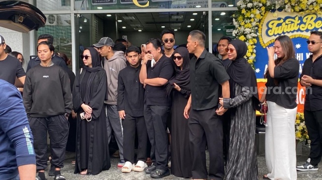 Sejumlah selebriti seperti Keanu AGL, Fadil Jaidi, dan Dara Arafah terlihat menangis saat menyaksikan jenazah Dara Arafah dimasukkan ke dalam mobil untuk disalatkan. [Tiara Rosana/Suara.com]