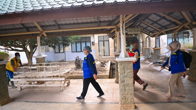 Petugas mendorong ranjang di koridor Rumah Sakit Umum Daerah (RSUD) Aceh Tamiang di Aceh Tamiang, Aceh, Jumat (23/1/2026). [ANTARA FOTO/Nova Wahyudi/bar]