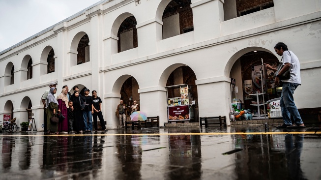 Wisatawan berfoto bersama saat berkunjung di Benteng Pendem Ambarawa atau Benteng Fort Willem I, Ambarawa, Kabupaten Semarang, Jawa Tengah, Jumat (23/1/2026). [ANTARA FOTO/Aprillio Akbar/bar]