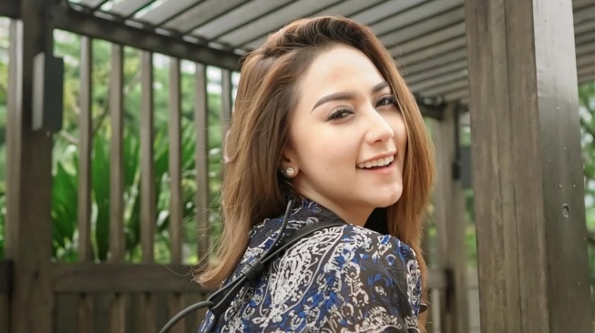 Bhella Cristy merilis lagu dangdut berjudul "Sakit Tau Ih! Jangan Dalam Dalam". [Instagram]