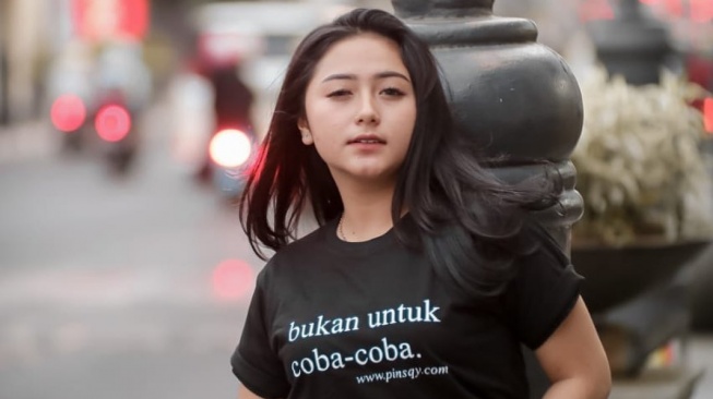 Bhella Cristy merilis lagu dangdut berjudul "Sakit Tau Ih! Jangan Dalam Dalam". [Instagram]