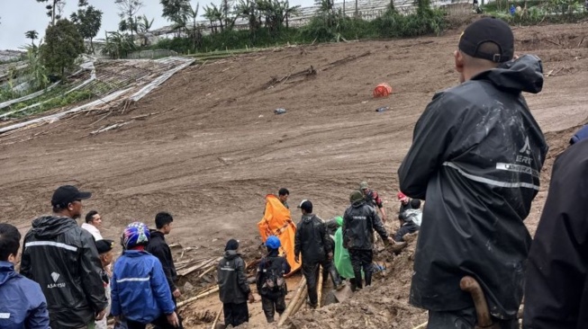 Longsor Pasirlangu: Pemkab Bandung Barat Aktifkan Status Darurat, 82 Warga Masih Dicari