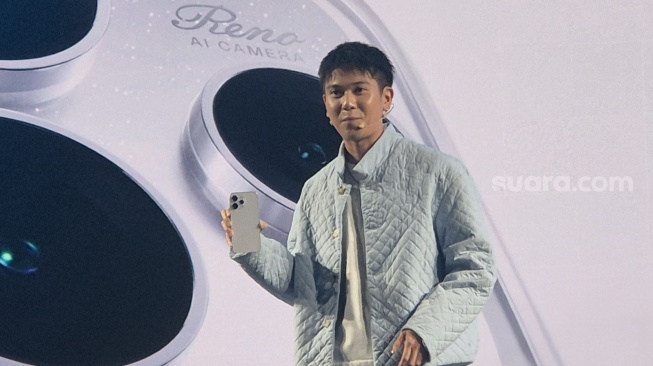 Iqbaal Ramadhan sebagai Brand Ambassador Oppo Reno 15 Series dalam peluncuran di Jakarta, Jumat (23/1/2026). [Suara.com/Dythia]