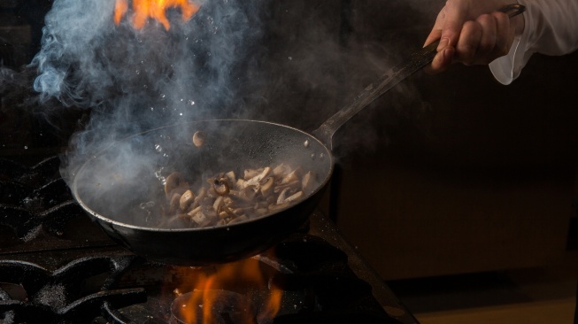 4 Tips Membersihkan Wajan Gosong dengan Bahan Sederhana di Rumah, Wajib Coba!