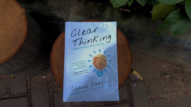 Tips Jitu Membuat Keputusan Bijak di Buku Clear Thinking