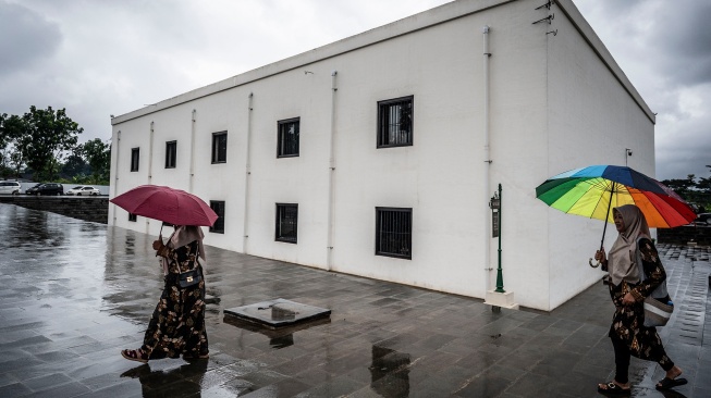 Wisatawan berjalan di Benteng Pendem Ambarawa atau Benteng Fort Willem I, Ambarawa, Kabupaten Semarang, Jawa Tengah, Jumat (23/1/2026). [ANTARA FOTO/Aprillio Akbar/bar]