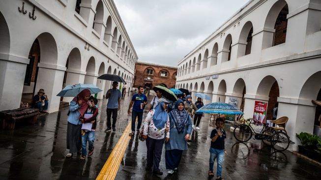 Wisatawan berkunjung di Benteng Pendem Ambarawa atau Benteng Fort Willem I, Ambarawa, Kabupaten Semarang, Jawa Tengah, Jumat (23/1/2026). [ANTARA FOTO/Aprillio Akbar/bar]