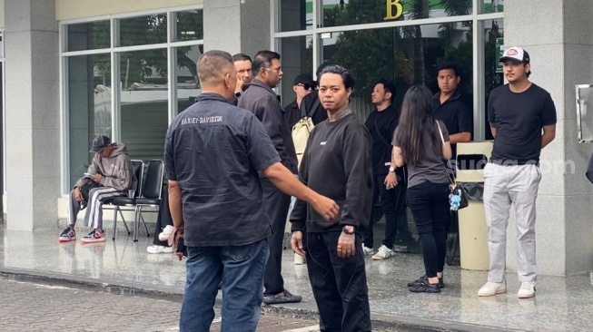 Reza Arap terlihat hadir di Rumah Duka Sentosa RSPAD Gatot Subroto, tempat jenazah Lula Lahfah disemayamkan, Sabtu (24/1/2026). [Tiara Rosana/Suara.com]