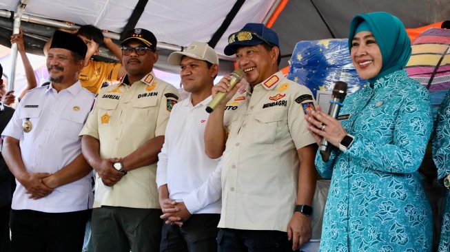 Bersama TP PKK, Kasatgas Tito Karnavian Turun Langsung Bantu Warga Terdampak di Aceh Tamiang