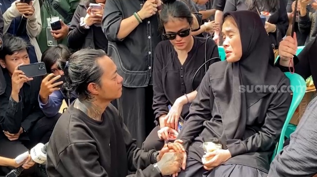 Momen Reza Arap Tenangkan dan Kuatkan Ayah Ibu Lula Lahfah di Pemakaman