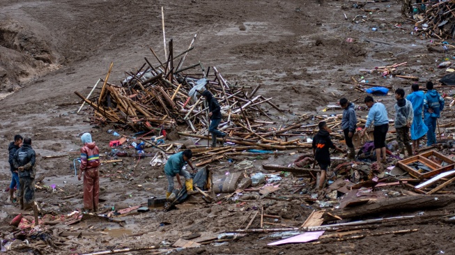 Warga membersihkan puing bangunan saat mencari korban bencana tanah longsor di Desa Pasirlangu, Cisarua, Kabupaten Bandung Barat, Jawa Barat, Sabtu (24/1/2026). [ANTARA FOTO/Abdan Syakura/nz]