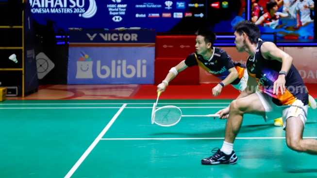Ganda putra Raymond Indra/Nikolaus Joaquin saat menghadapi ganda putra Malaysia Goh Sze Fei/Nur Izzuddin pada final Daihatsu Indonesia Masters 2026 di Istora Senayan, Jakarta, Minggu (25/1/2026). [Suara.com/Alfian Winanto