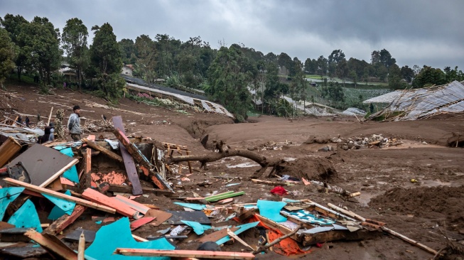 Warga mengamati kondisi rumah yang rusak tertimbun tanah longsor di Desa Pasirlangu, Cisarua, Kabupaten Bandung Barat, Jawa Barat, Sabtu (24/1/2026). [ANTARA FOTO/Abdan Syakura/nz]